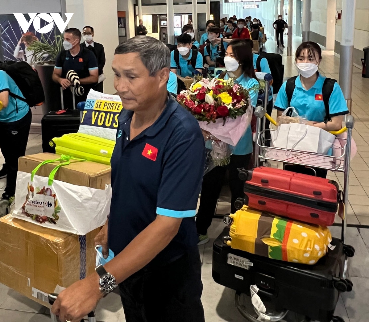 Doi tuyen bong da nu viet nam dat chan den phap, giao luu cung cong dong hinh anh 2