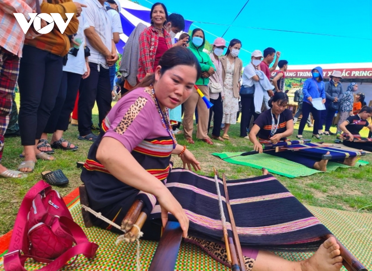 Da dang mau sac van hoa ban dia tai lien hoan Am vang cong chieng o quang nam hinh anh 6