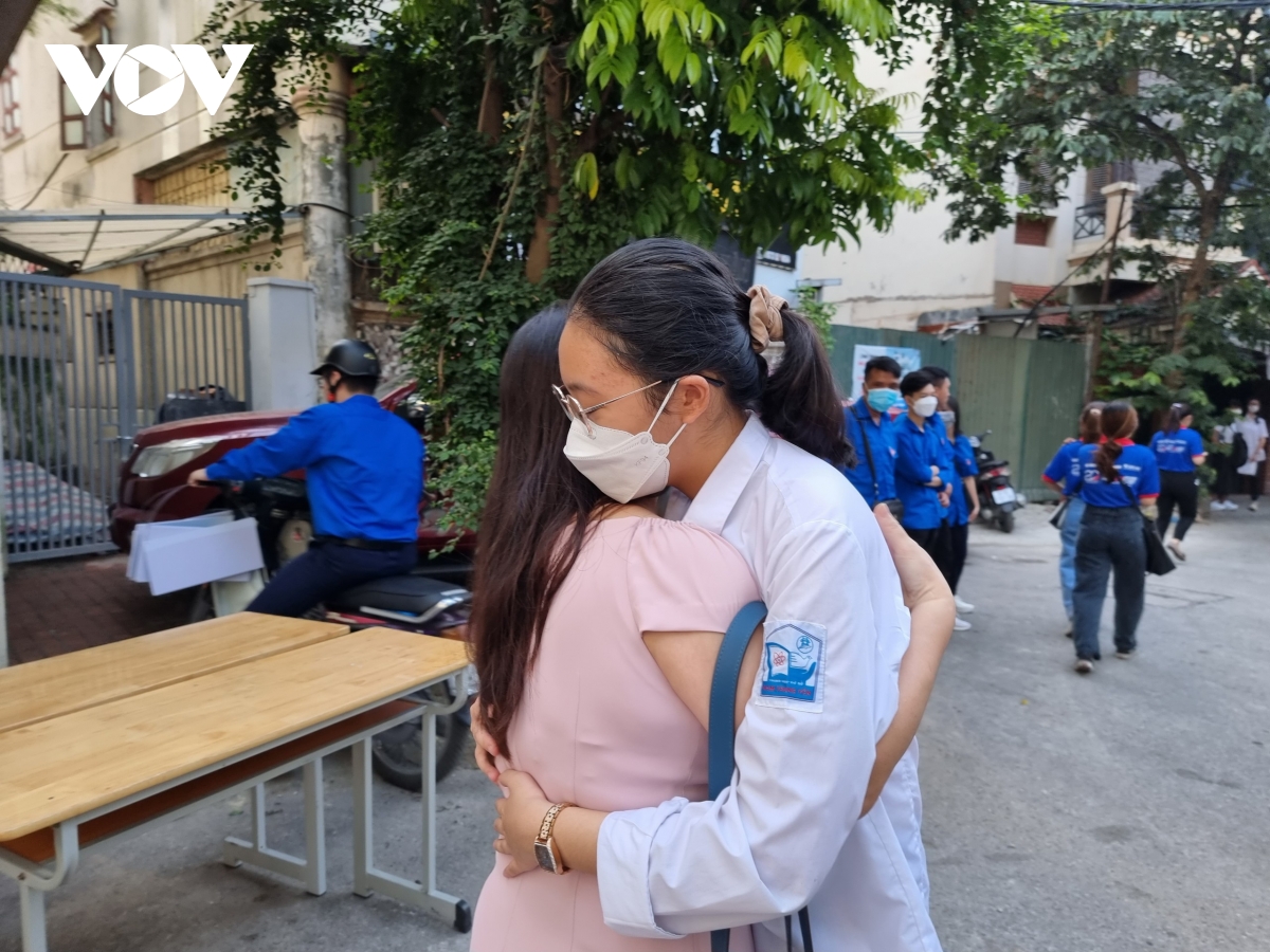 tỷ lệ chọi cao, phụ huynh hà nội thấp thỏm đợi con ngoài trường thi hình ảnh 2 ty le choi cao, phu huynh ha noi thap thom doi con ngoai truong thi hinh anh 2