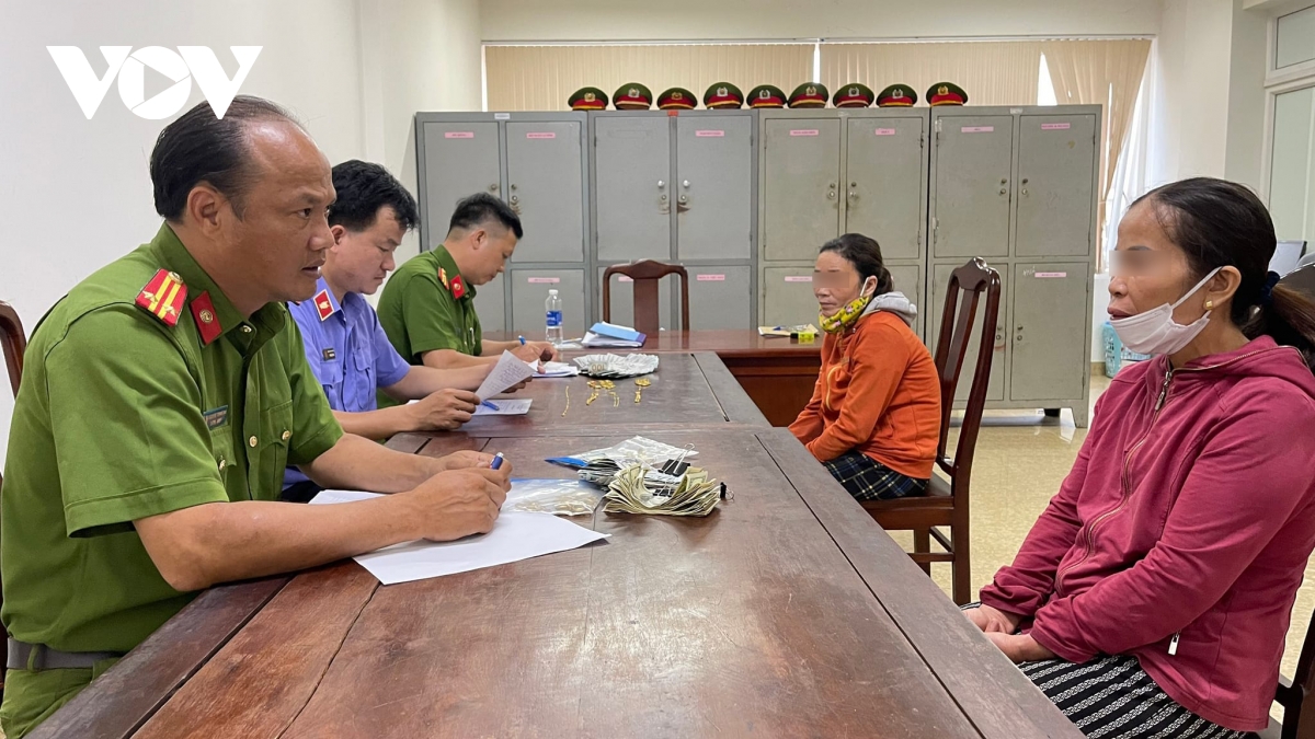 bat 2 phu nu trom nhieu day chuyen, lac tay bang vang va hon 20.000 usd hinh anh 1