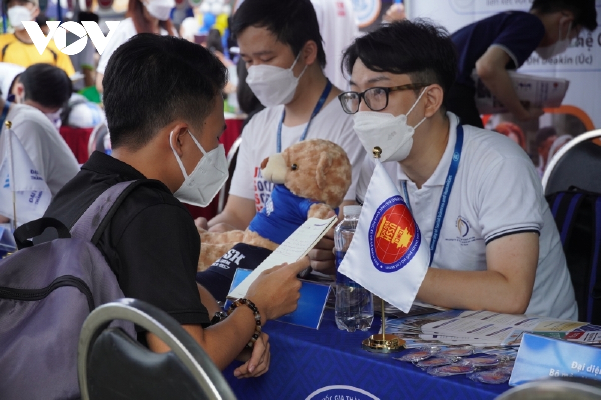 hoc phi tang, cac truong ho tro sinh vien ra sao hinh anh 1