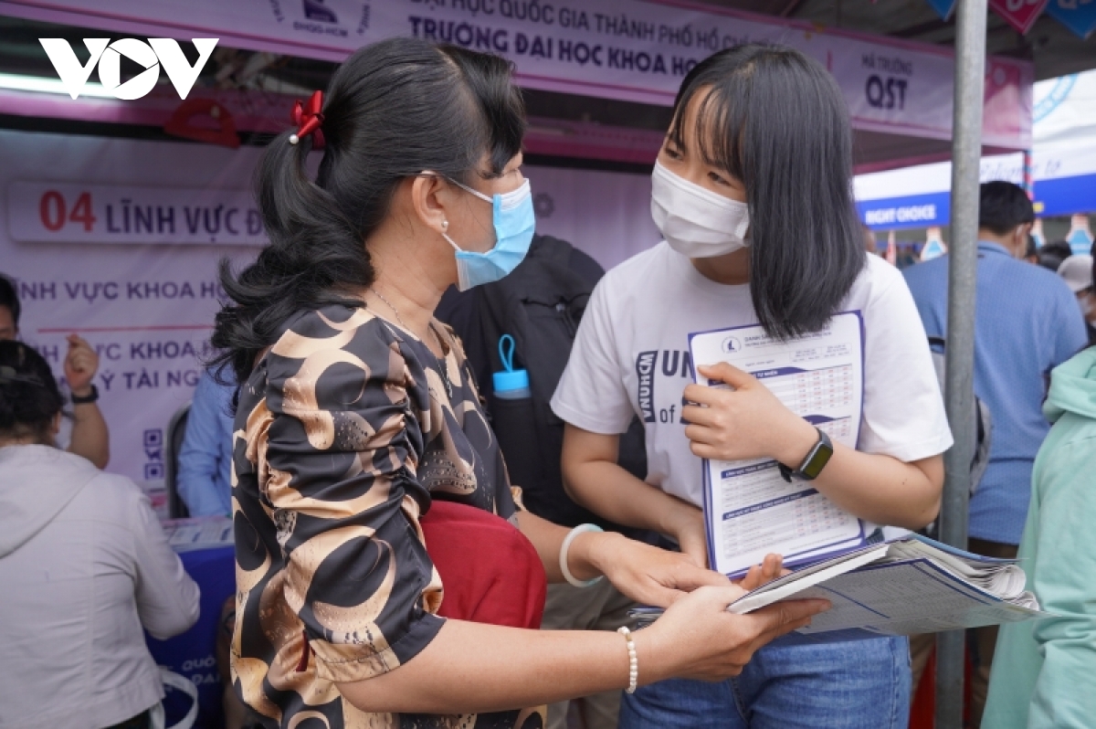 hoc phi tang, cac truong ho tro sinh vien ra sao hinh anh 2