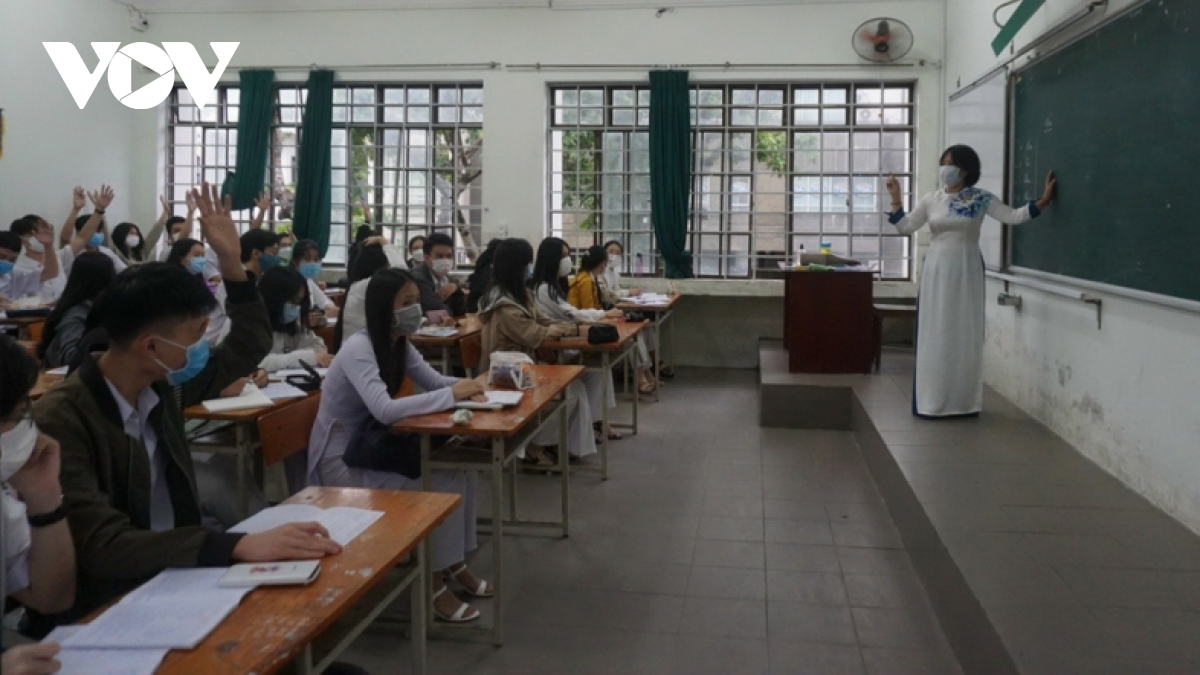 hoc sinh lop 12 gap rut on tap chuan bi ky thi tot nghiep hinh anh 1