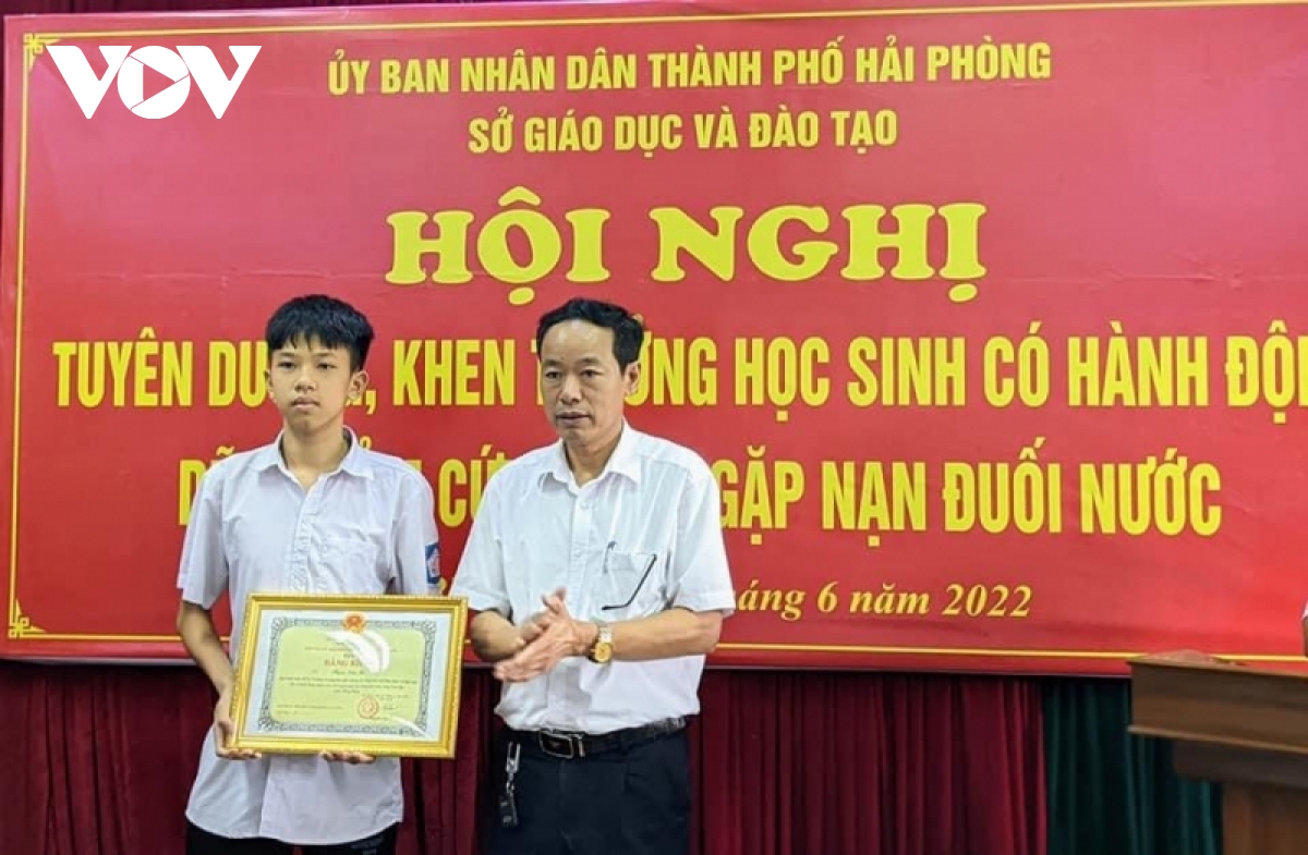 hai phong khen thuong 4 hoc sinh dung cam cuu nguoi bi duoi nuoc hinh anh 1