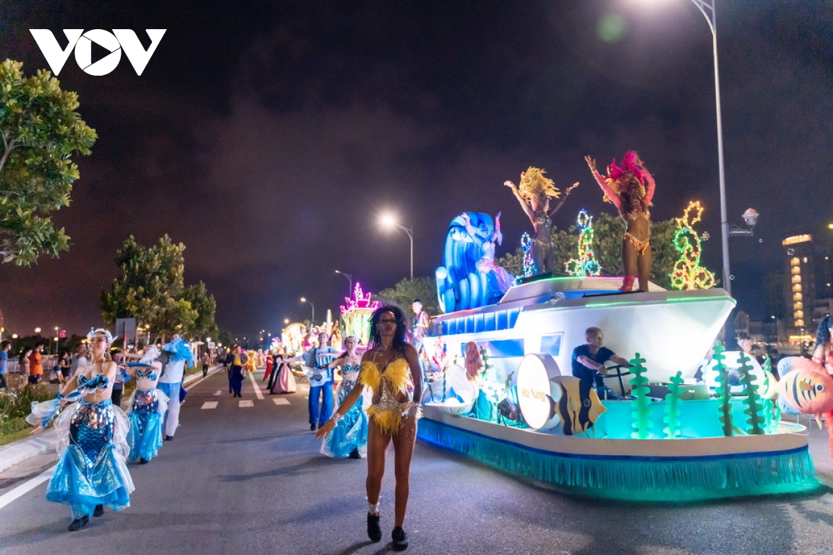 Sôi động lễ hội Carnival đường phố Đà Nẵng