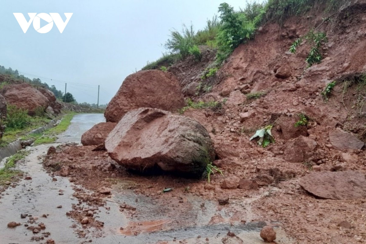 mua lon cuc bo gay sat lo tren mot so tuyen giao thong o lai chau hinh anh 1