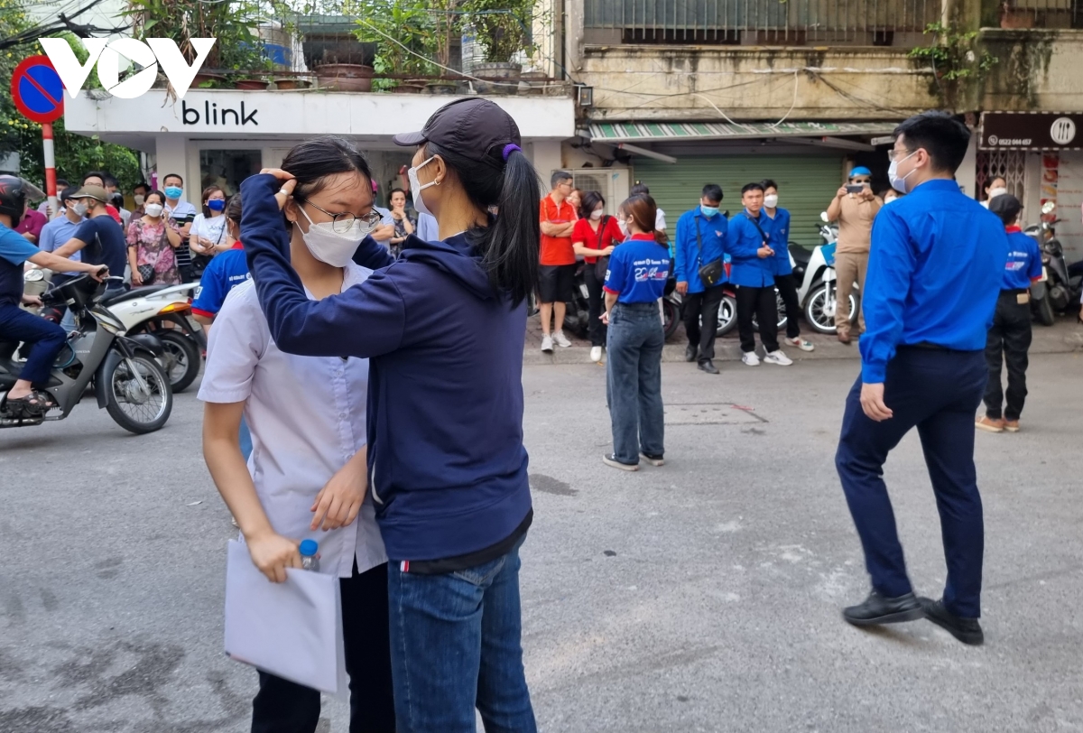 tỷ lệ chọi cao, phụ huynh hà nội thấp thỏm đợi con ngoài trường thi hình ảnh 1 ty le choi cao, phu huynh ha noi thap thom doi con ngoai truong thi hinh anh 1