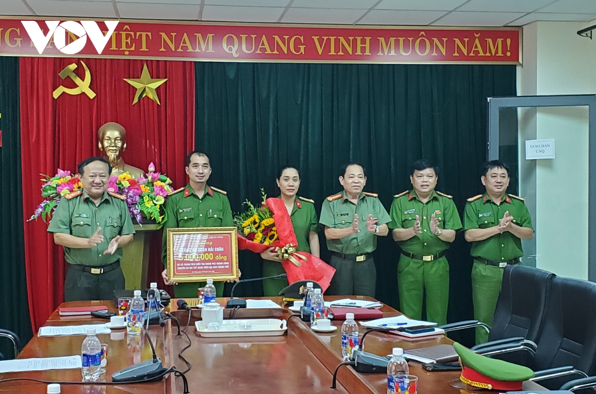 khen thuong thanh tich pha vu an mua ban tang tru hon 1.000 vien thuoc lac hinh anh 1