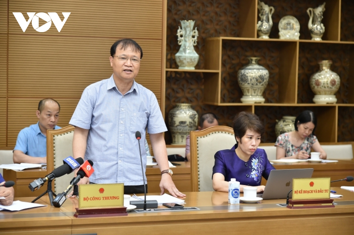 thu truong bo cong thuong gia xang trong nuoc van tang it hon the gioi hinh anh 1