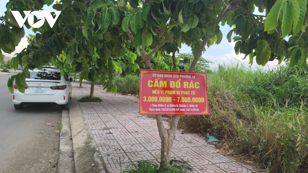 cu dan khon kho vi bai rac o truoc chung cu hinh anh 1