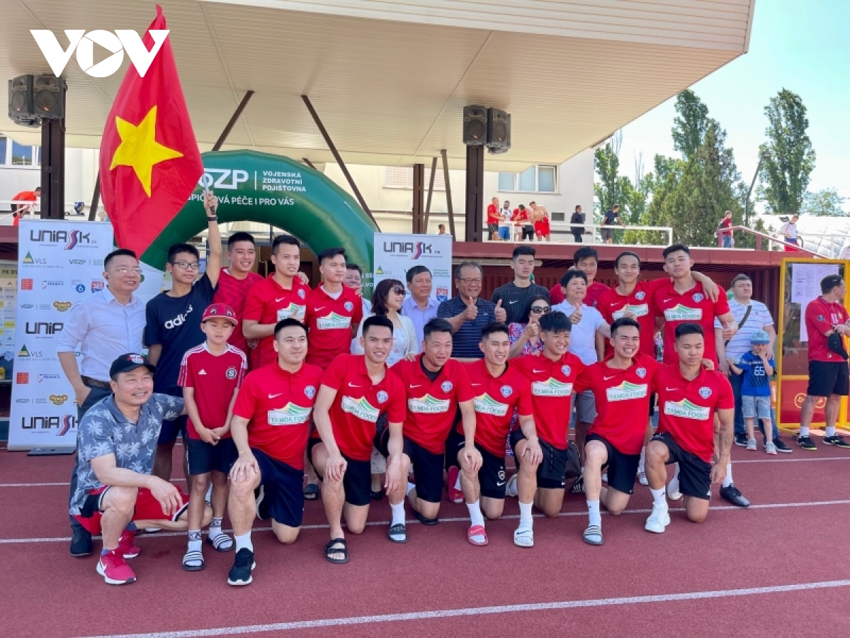 Doi bong cong dong nguoi viet gianh ngoi vo dich giai bong da thuong vien sec hinh anh 4