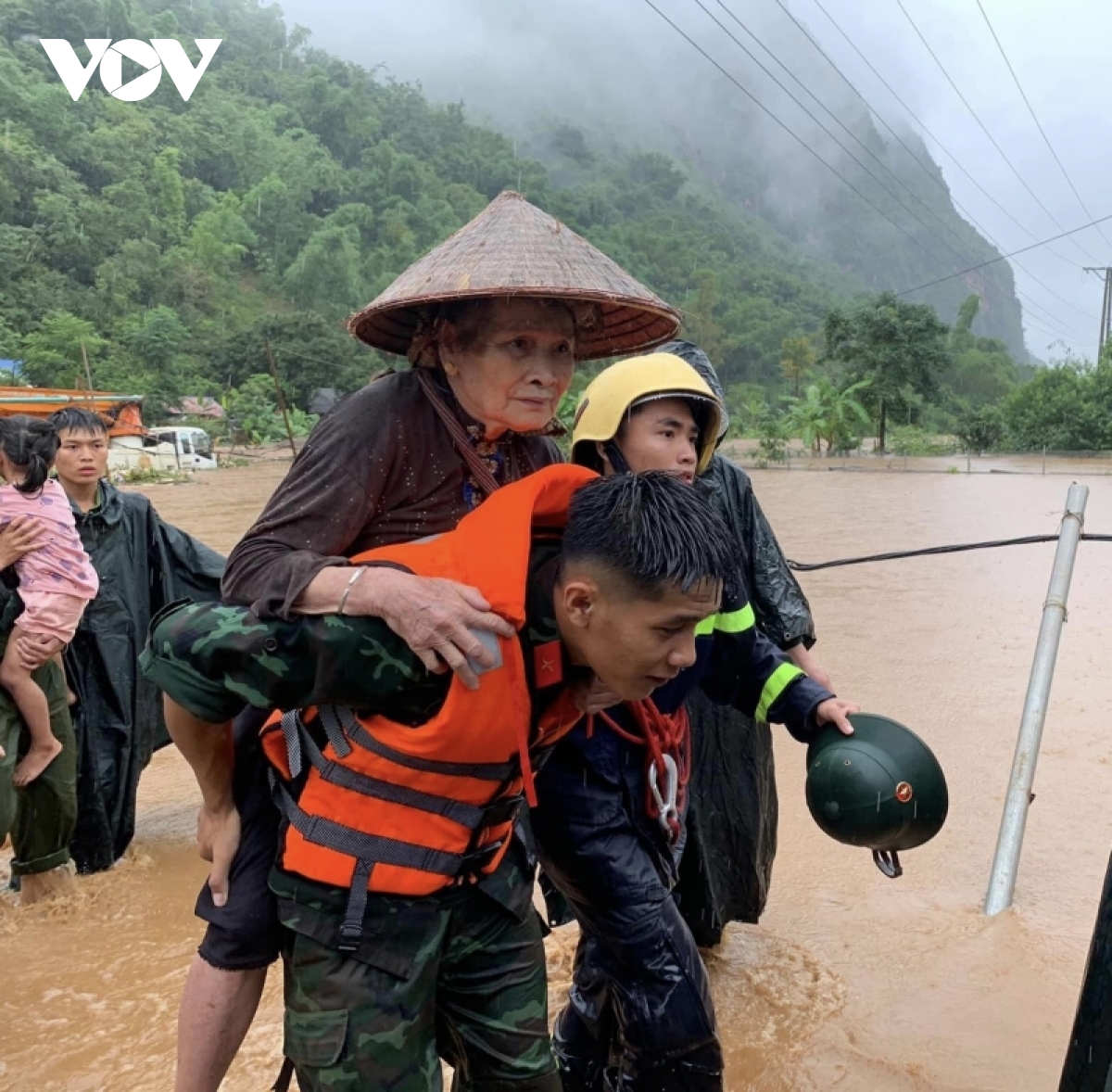 son la huy dong luc luong tai cho khac phuc hau qua mua lu hinh anh 7