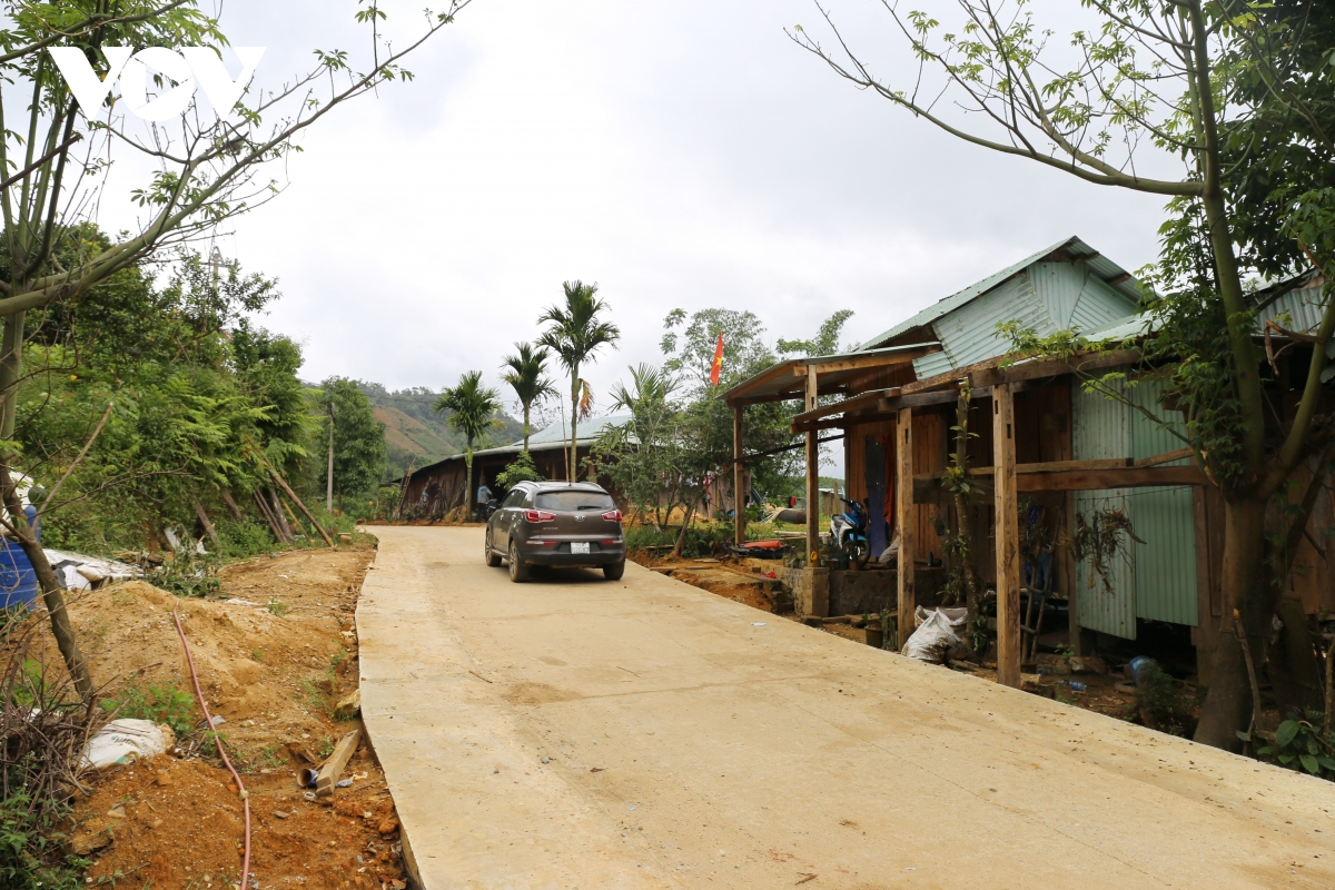 xin ra khoi ho ngheo, Dang vien thap lua y chi vuot kho hinh anh 3