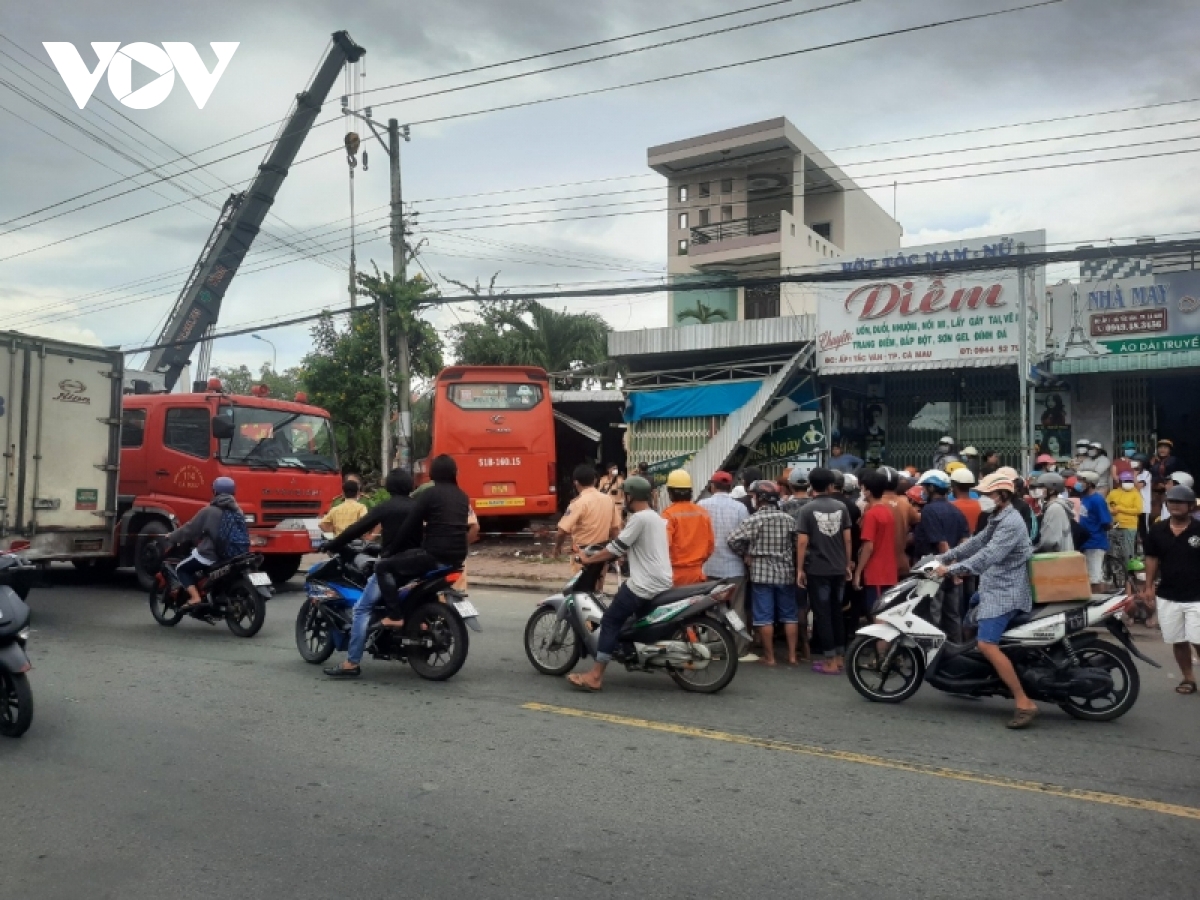 xe khach lao vao quan ca phe, 1 nguoi chet tham hinh anh 1