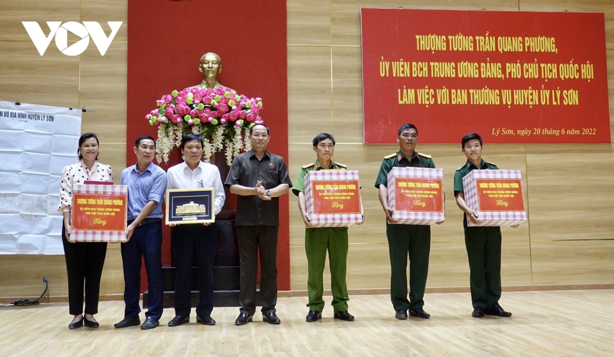 pho chu tich quoc hoi tran quang phuong tiep xuc cu tri huyen dao ly son hinh anh 2