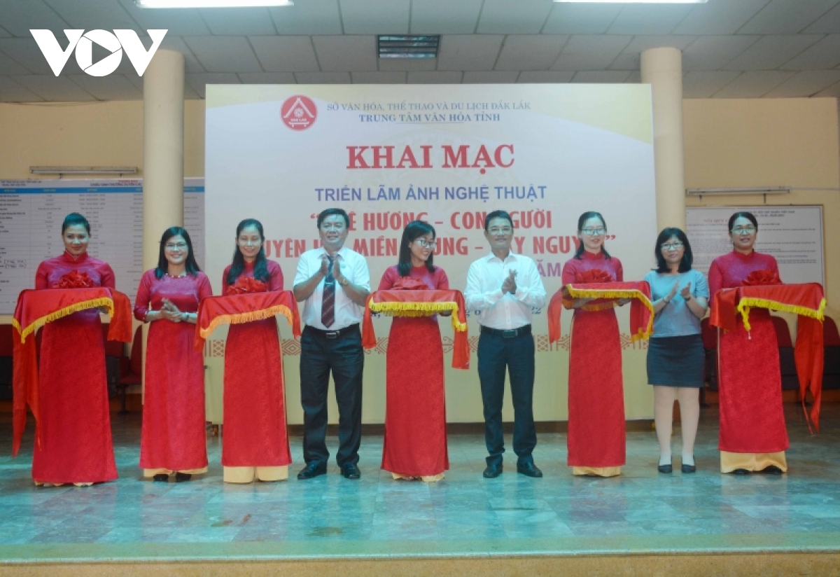 khai mac trien lam anh ve que huong, con nguoi mien trung hinh anh 1