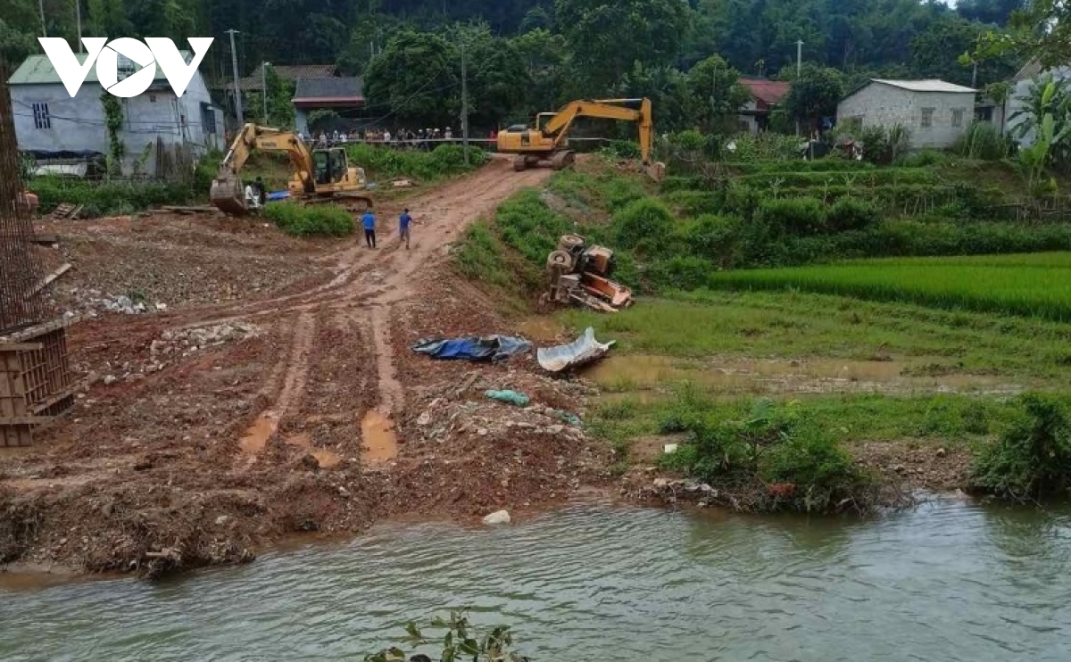 lat xe may xuc, 1 nguoi tu vong tai cho hinh anh 1