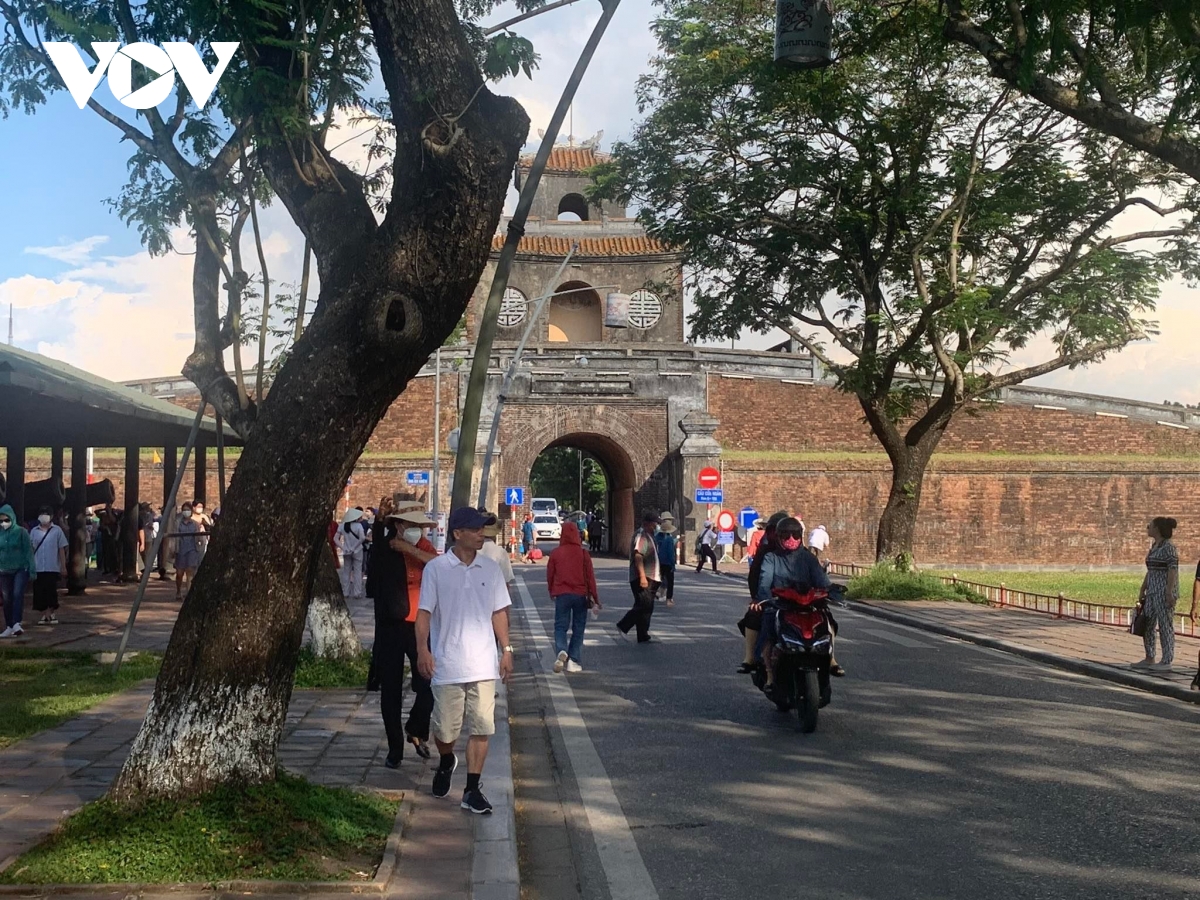 hue ngan chan nan cheo keo du khach, xay dung diem den an toan than thien hinh anh 2