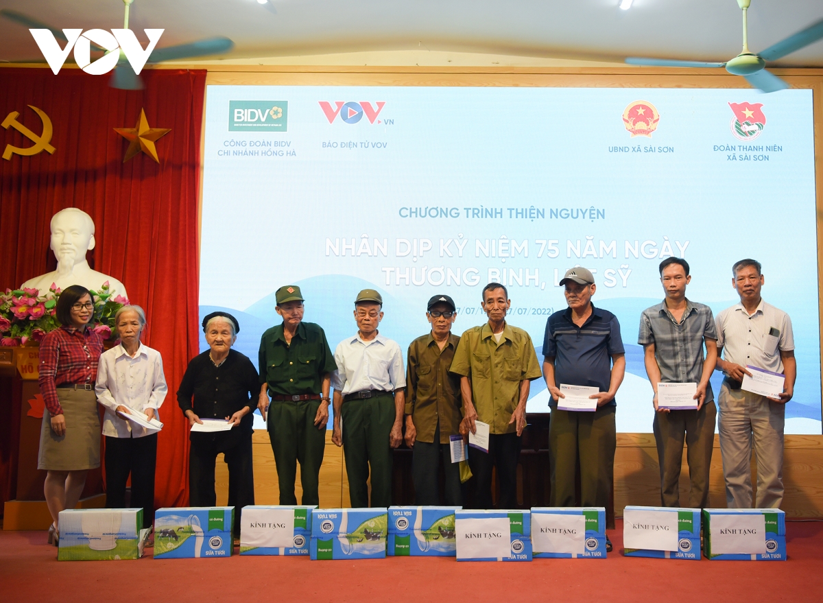 bao Dien tu vov tang qua, tri an cac gia dinh chinh sach o ngoai thanh ha noi hinh anh 10
