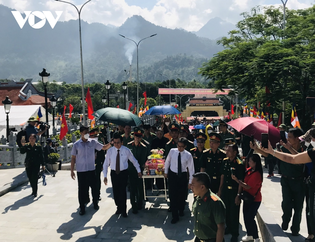truy dieu va an tang 10 hai cot liet sy tai nghia trang vi xuyen hinh anh 1