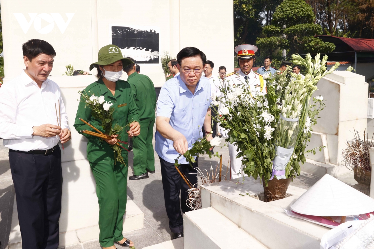 chu tich quoc hoi dang huong tuong nho cac anh hung liet sy hinh anh 2