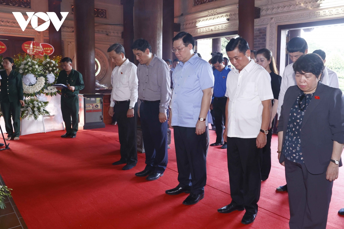 chu tich quoc hoi dang huong tuong nho cac anh hung liet sy hinh anh 4