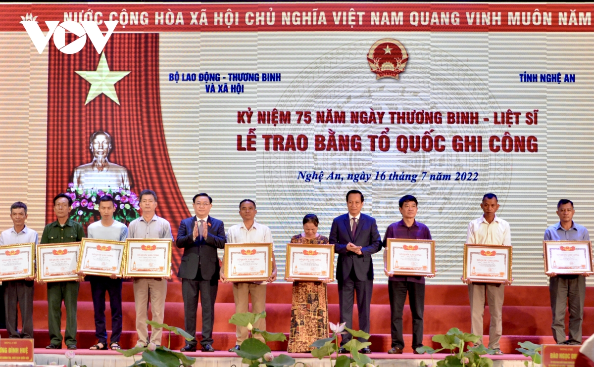 chu tich quoc hoi vuong Dinh hue du le trao bang to quoc ghi cong hinh anh 3