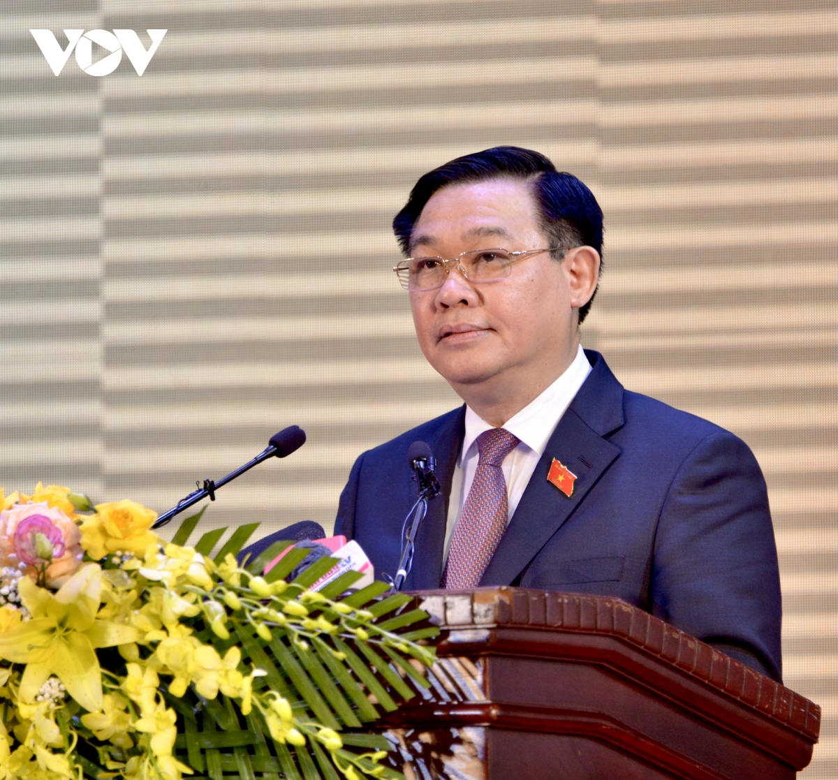 chu tich quoc hoi vuong Dinh hue du le trao bang to quoc ghi cong hinh anh 2