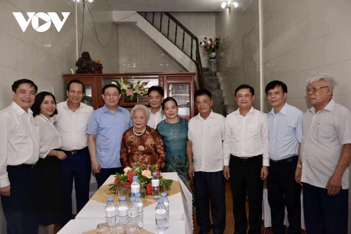 chu tich quoc hoi vuong Dinh hue du le trao bang to quoc ghi cong hinh anh 4