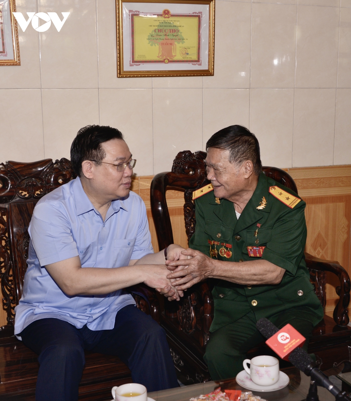 chu tich quoc hoi vuong Dinh hue du le trao bang to quoc ghi cong hinh anh 5
