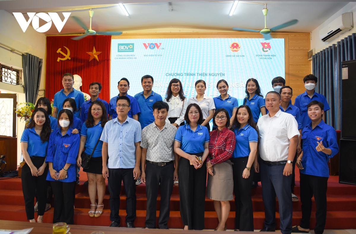 bao Dien tu vov tang qua, tri an cac gia dinh chinh sach o ngoai thanh ha noi hinh anh 11