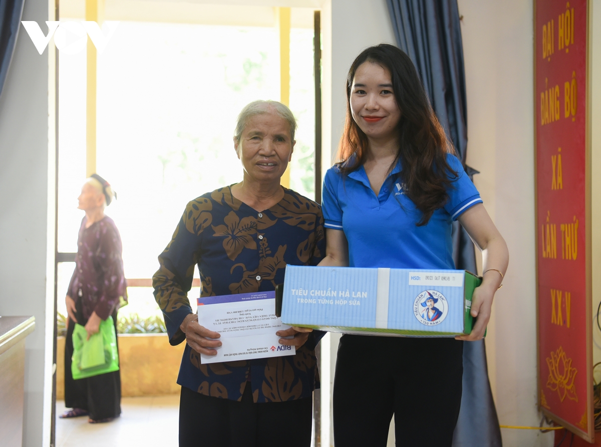 bao Dien tu vov tang qua, tri an cac gia dinh chinh sach o ngoai thanh ha noi hinh anh 7