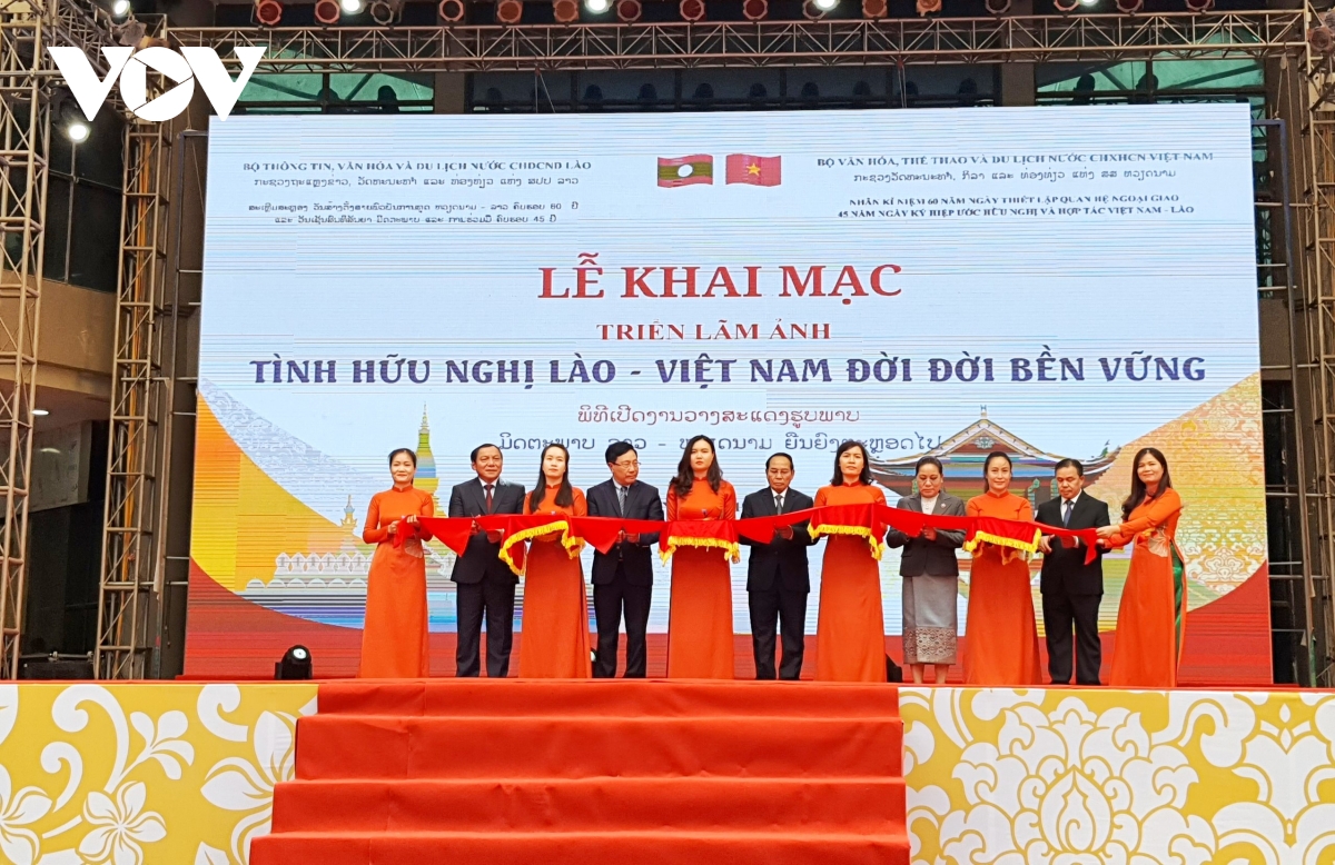 khai mac trien lam anh ve tinh huu nghi lao-viet nam hinh anh 2