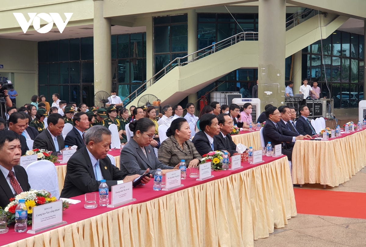 khai mac trien lam anh ve tinh huu nghi lao-viet nam hinh anh 4