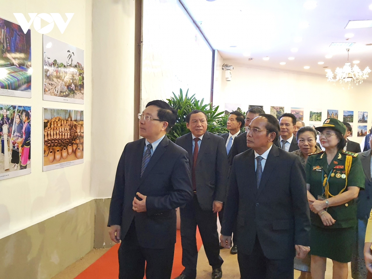 khai mac trien lam anh ve tinh huu nghi lao-viet nam hinh anh 3