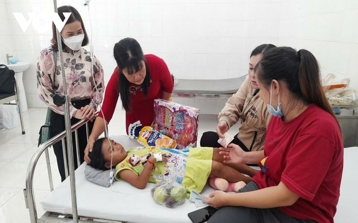 bat cha duong danh be gai 7 tuoi o binh phuoc hinh anh 1