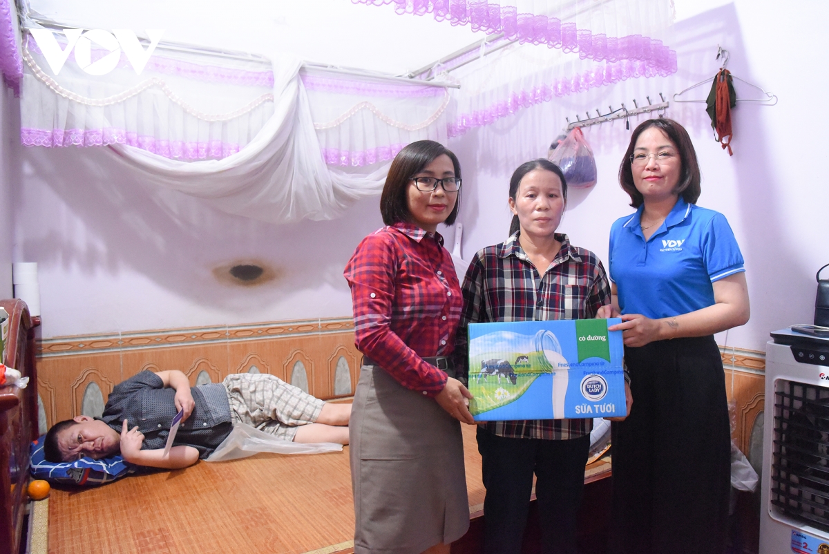 bao Dien tu vov tang qua, tri an cac gia dinh chinh sach o ngoai thanh ha noi hinh anh 6