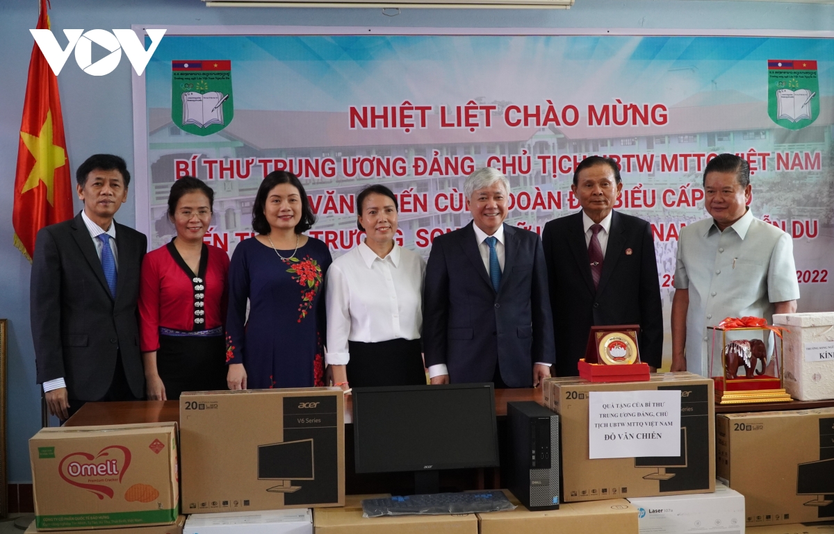 chu tich ubtU mttq viet nam tham, tang qua truong song ngu lao - viet nam hinh anh 1