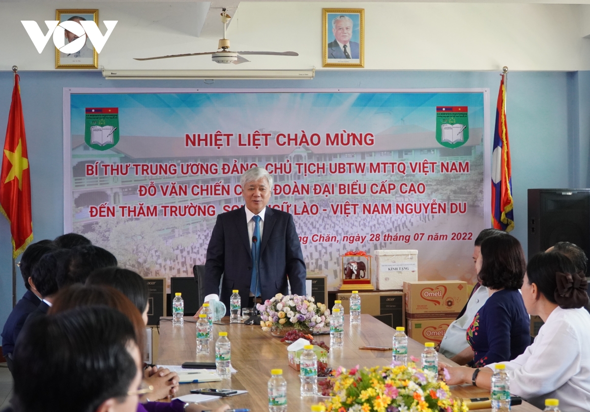 chu tich ubtU mttq viet nam tham, tang qua truong song ngu lao - viet nam hinh anh 3