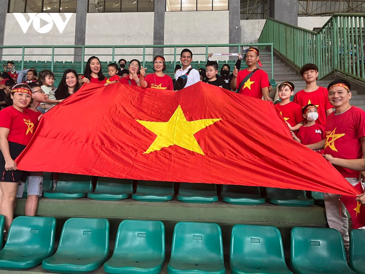 tran quy tinh cam cua nguoi viet xu van dao tiep lua cho u19 viet nam hinh anh 2