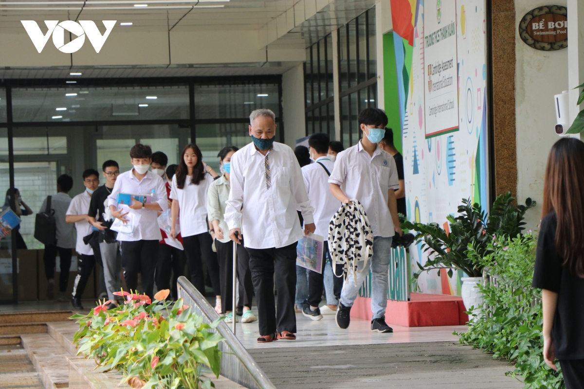 cu ong 82 tuoi vo oa cam xuc khi do tot nghiep thpt 2022 hinh anh 1