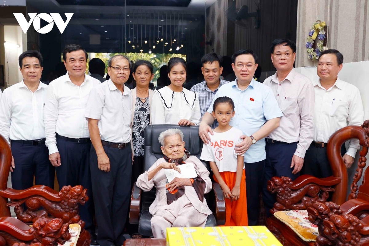 chu tich quoc hoi gap mat Dai bieu nguoi co cong cach mang tieu bieu quang nam hinh anh 5