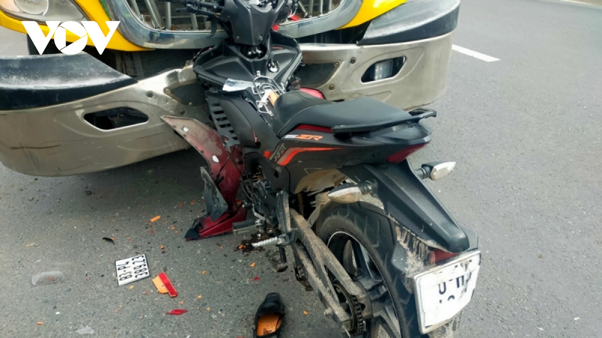 chay nguoc chieu, tong vao xe container, 2 thanh nien bi thuong nang hinh anh 2