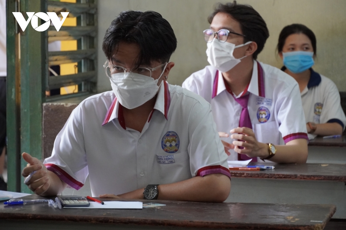 thi tot nghiep thpt thi sinh tai tp.hcm tu tin thi mon dau tien hinh anh 2