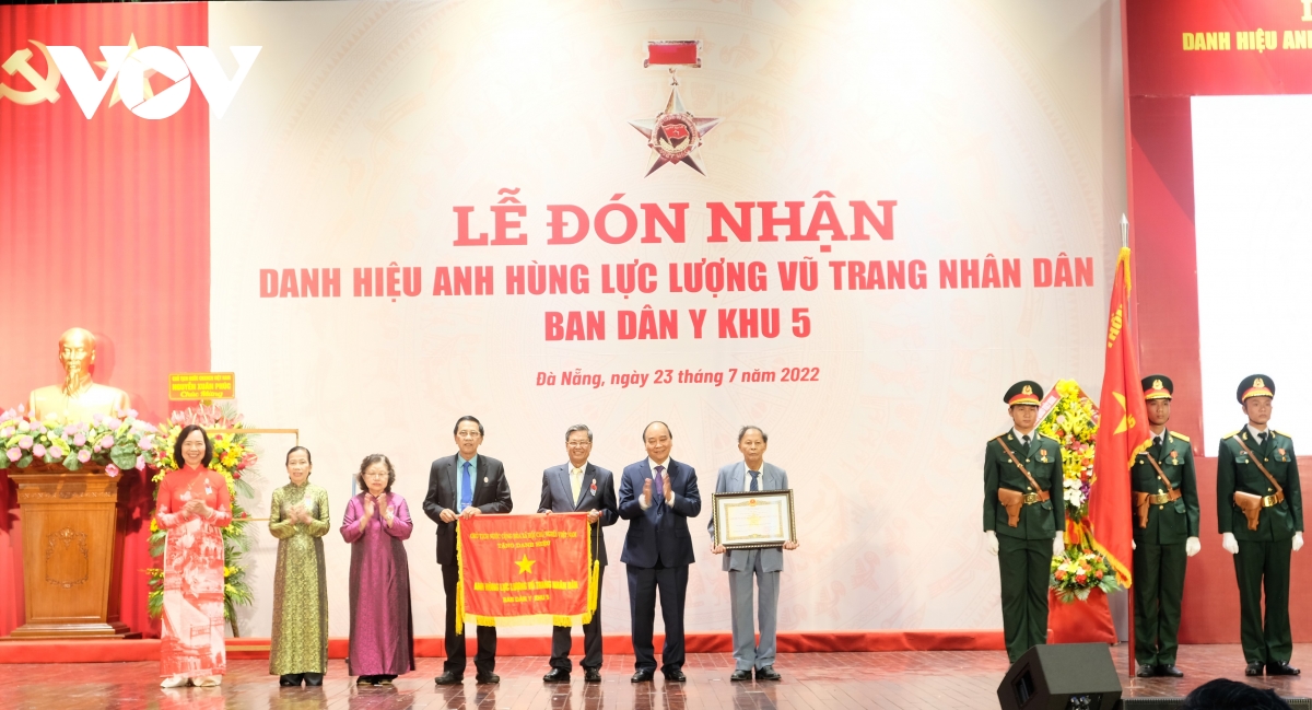 chu tich nuoc trao tang danh hieu anh hung llvt nhan dan cho ban dan y khu 5 hinh anh 4