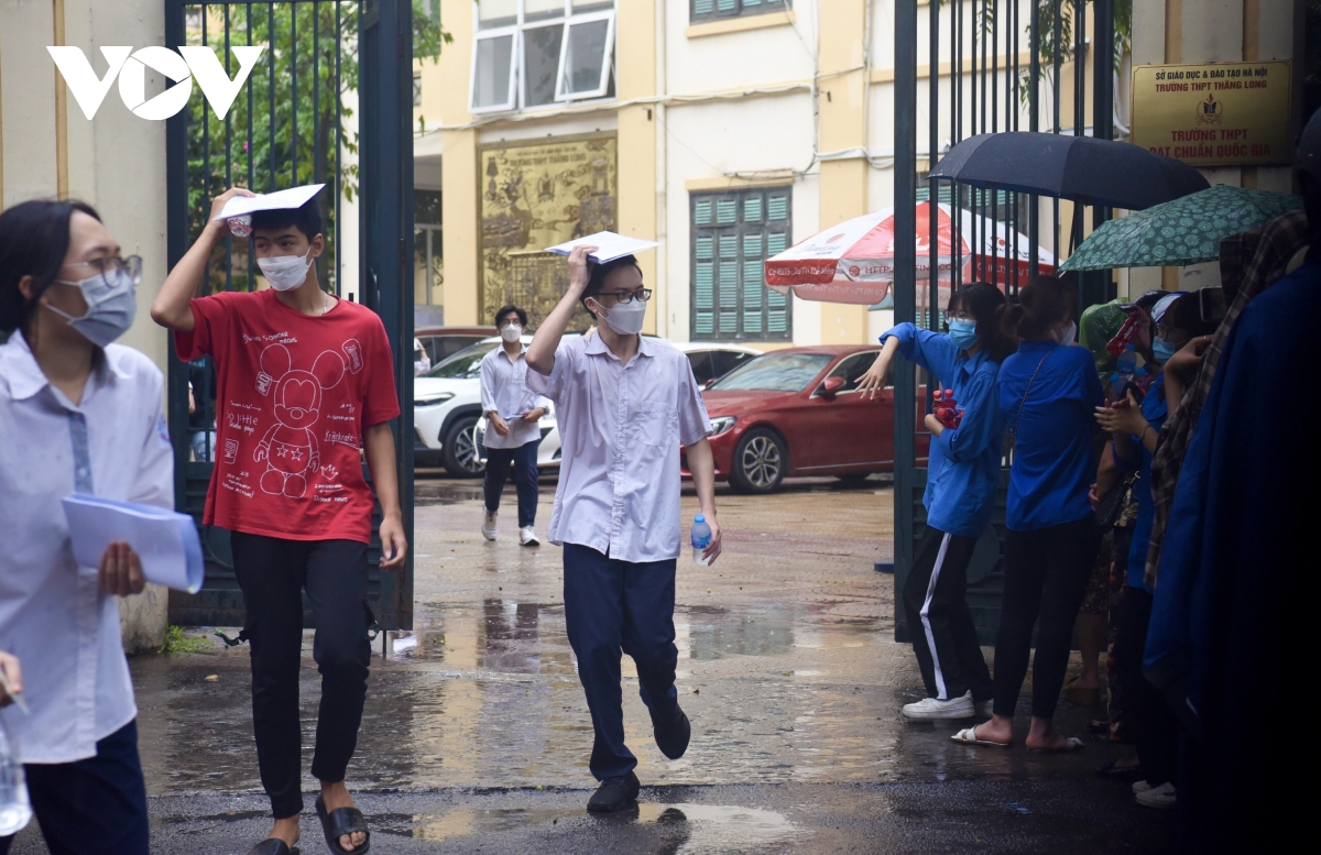 phu huynh doi mua, mong ngong con sau khi hoan thanh bai thi toan hinh anh 1