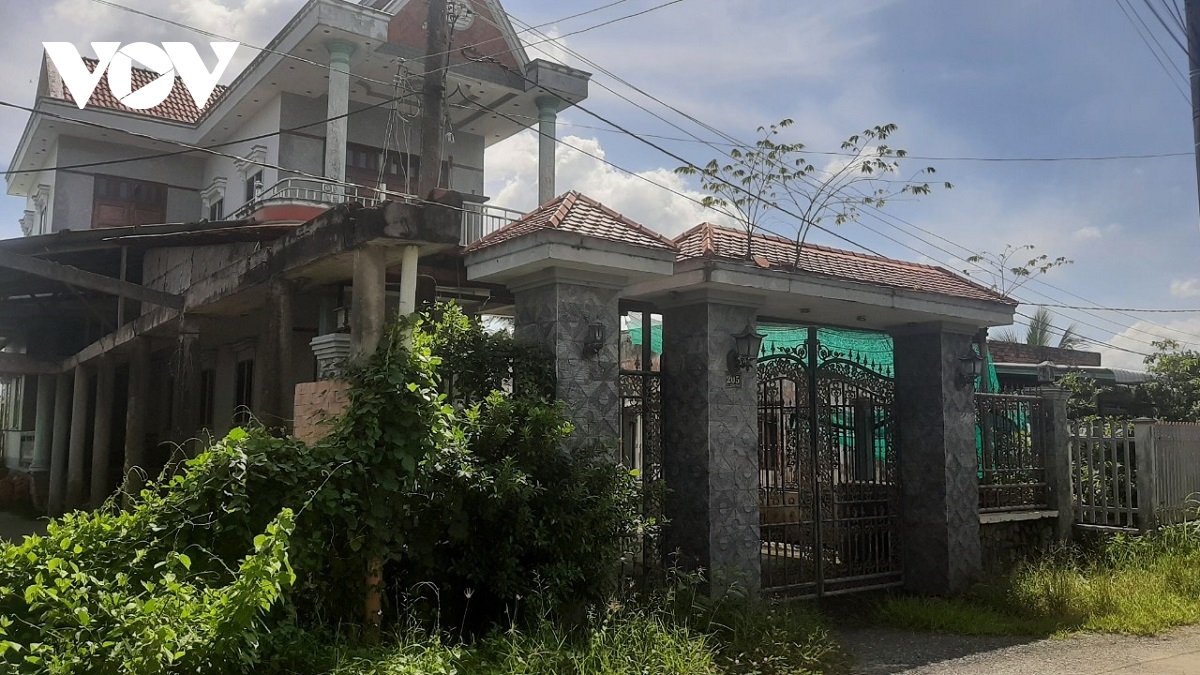 nhieu nong dan tien giang vay nang lai dan den mat nha, mat dat hinh anh 2