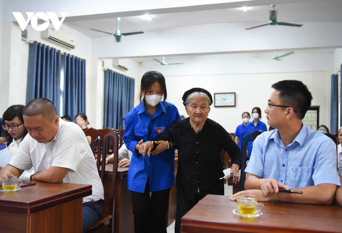 bao Dien tu vov tang qua, tri an cac gia dinh chinh sach o ngoai thanh ha noi hinh anh 8