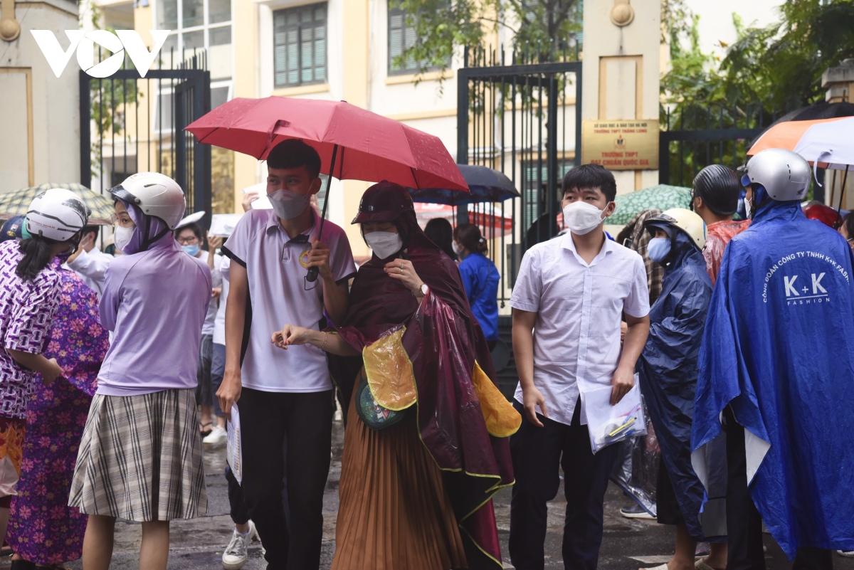 phu huynh doi mua, mong ngong con sau khi hoan thanh bai thi toan hinh anh 8