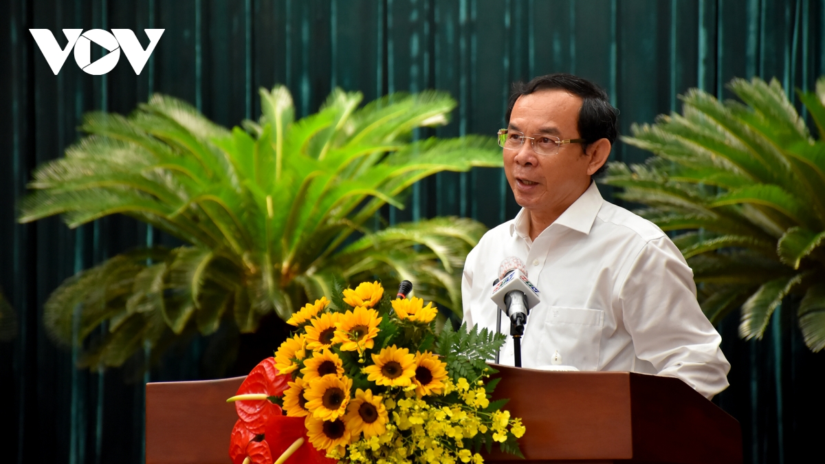 bi thu thanh uy tp.hcm cham tre khen thuong luc luong y te la su ho then hinh anh 1